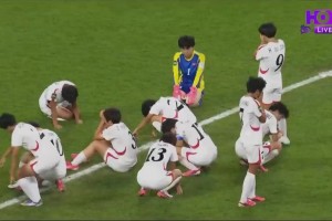 U20女足世界杯决赛朝鲜点球惜败西班牙，球员集体坐地痛哭